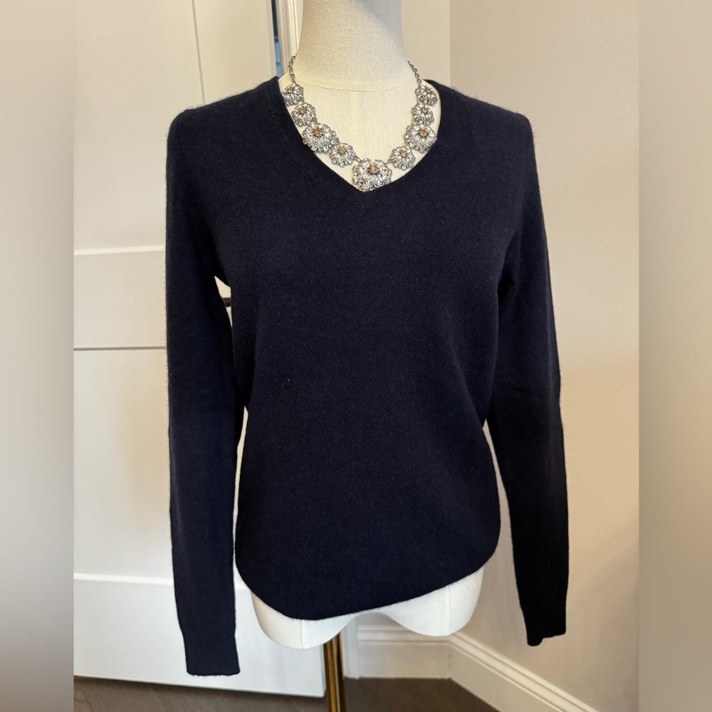 Rich navy blue Bloomingdales 2 ply 100% cashmere sweater! Excellent condition